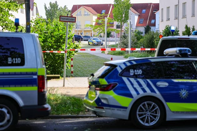 Aktuell Polizeieinsatz in Aschaffenburger Bavariastraße: SEK mit Hubschrauber gelandet Seit 15:30 Uhr läuft in Aschaffenburg im Bereich Bavariastraße und Mitscherlichweg ein Polizeieinsatz mit dem Spezialeinsatzkommando. Die Hintergründe sind noch unklar und was genau passiert ist, weiß man nicht. Gegen 16:30 Uhr landete das Spezialeinsatzkommando der Polizei mit einem Hubschrauber vor Ort. Laut Polizei besteht für Außenstehende keine Gefahr. Es kann jedoch zu Verkehrsbehinderungen in dem Bereich kommen. Aschaffenburg Bayern Deutschland *** News Police operation in Bavariastrasse in Aschaffenburg SEK landed with helicopter A police operation with the special task force has been underway in the Bavariastrasse and Mitscherlichweg area