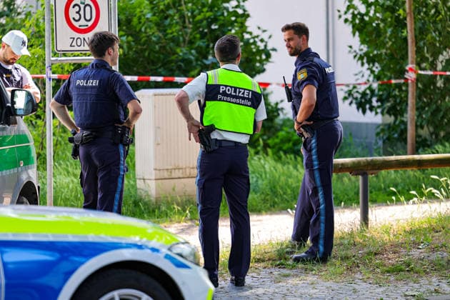 Aktuell Polizeieinsatz in Aschaffenburger Bavariastraße: SEK mit Hubschrauber gelandet Seit 15:30 Uhr läuft in Aschaffenburg im Bereich Bavariastraße und Mitscherlichweg ein Polizeieinsatz mit dem Spezialeinsatzkommando. Die Hintergründe sind noch unklar und was genau passiert ist, weiß man nicht. Gegen 16:30 Uhr landete das Spezialeinsatzkommando der Polizei mit einem Hubschrauber vor Ort. Laut Polizei besteht für Außenstehende keine Gefahr. Es kann jedoch zu Verkehrsbehinderungen in dem Bereich kommen. Aschaffenburg Bayern Deutschland *** News Police operation in Bavariastrasse in Aschaffenburg SEK landed with helicopter A police operation with the special task force has been underway in the Bavariastrasse and Mitscherlichweg area