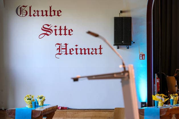 27.05.2026, Politik, Bundeskanzler Friedrich Merz (CDU) zu Gast als Festredner beim Festakt in der Schützenhalle Hüsten bei Arnsberg. 80 Jahre Neheim-Hüstener Programm. Wandaufschrift Schriftzug Glaube Sitte Heimat Nordrhein-Westfalen Deutschland *** 27 05 2026, Politics, Federal Chancellor Friedrich Merz CDU as guest speaker at the ceremony in the Schützenhalle Hüsten near Arnsberg 80 years Neheim Hüstener program wall inscription lettering faith custom home North Rhine-Westphalia Germany