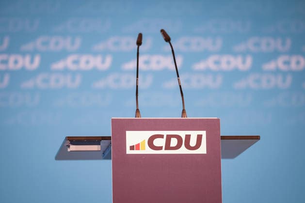 27.05.2026, Politik, Bundeskanzler Friedrich Merz (CDU) zu Gast als Festredner beim Festakt in der Schützenhalle Hüsten bei Arnsberg. 80 Jahre Neheim-Hüstener Programm. Rednerpult Logo Rede Bekanntgabe Bekanntmachung Nordrhein-Westfalen Deutschland *** 27 05 2026, Politics, Federal Chancellor Friedrich Merz CDU as guest speaker at the ceremony in the Schützenhalle Hüsten near Arnsberg 80 years of Neheim Hüstener program lectern logo speech announcement announcement North Rhine-Westphalia Germany