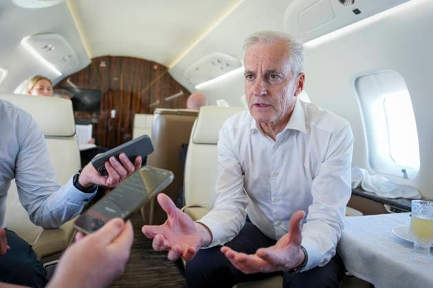 Store moter Frankrikes president Emmanuel Macron i Paris. Paris, Frankrike 20260527. Statsminister Jonas Gahr Store pa flyet til Paris for motet med Frankrikes president Emmanuel Macron. Foto: Ole Berg-Rusten NTB Paris Frankrike awdf09zkWE4 EDITORIAL USE ONLY Ref:_POLawdf09zkWE4.jpg *** French President Emmanuel Macron in Paris Paris, France 20260527 Prime Minister Jonas Gahr Store on the plane to Paris for the meeting with French President Emmanuel Macron Photo Ole Berg Rusten NTB Paris France awdf09zkWE4 EDITORIAL USE ONLY Ref POLawdf09zkWE4 jpg  Copyright: xOlexBerg-Rustenx xNTBx