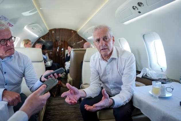 Store moter Frankrikes president Emmanuel Macron i Paris. Paris, Frankrike 20260527. Statsminister Jonas Gahr Store pa flyet til Paris for motet med Frankrikes president Emmanuel Macron. Foto: Ole Berg-Rusten NTB Paris Frankrike dJ_QpSbIuNo EDITORIAL USE ONLY Ref:_POLdJ_QpSbIuNo.jpg *** French President Emmanuel Macron in Paris Paris, France 20260527 Prime Minister Jonas Gahr Store on the plane to Paris for the meeting with French President Emmanuel Macron Photo Ole Berg Rusten NTB Paris France dJ QpSbIuNo EDITORIAL USE ONLY Ref POLdJ QpSbIuNo jpg  Copyright: xOlexBerg-Rustenx xNTBx