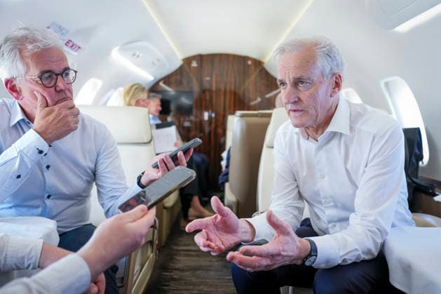 Store moter Frankrikes president Emmanuel Macron i Paris. Paris, Frankrike 20260527. Statsminister Jonas Gahr Store pa flyet til Paris for motet med Frankrikes president Emmanuel Macron. Foto: Ole Berg-Rusten NTB Paris Frankrike ZjnpC3PPG8c EDITORIAL USE ONLY Ref:_POLZjnpC3PPG8c.jpg *** French President Emmanuel Macron in Paris Paris, France 20260527 Prime Minister Jonas Gahr Store on the plane to Paris for the meeting with French President Emmanuel Macron Photo Ole Berg Rusten NTB Paris France ZjnpC3PPG8c EDITORIAL USE ONLY Ref POLZjnpC3PPG8c jpg  Copyright: xOlexBerg-Rustenx xNTBx