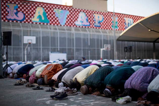 Eid al-Adha in Madrid, Spain - 27 May 2026 Members of the Muslim community, pray during the celebration of the Feast of the Sacrifice, Eid al-Adha, in the Casino de la Reina park in the Lavapiés neighborhood. Eid al-Adha is a festival that symbolizes devotion and gratitude to God (Allah). Madrid Spain Copyright: xLuisxSotox xSOPAxImagesx LSOTOEID09
