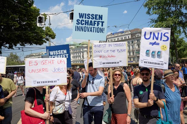 - Wien 27.05.2026 - Studentendemionstration - Studierendenvertretungen, Gewerkschaften und Beschäftigte protestieren am Mittwoch vor der Universität Wien gegen die geplanten Kürzungen der Hochschulbudgets. Die Demonstration richtet sich gegen befürchtete Einsparungen bei Forschung, Lehre und Personal sowie gegen mögliche negative Auswirkungen auf den Wissenschaftsstandort Österreich. Zu den Unterstützern zählen unter anderem die Universitätenkonferenz (uniko), die Österreichische Hochschülerschaft (ÖH) sowie zahlreiche Hochschulangehörige und Interessenvertretungen. Universities, student representatives, trade unions and university employees protested on Wednesday in front of the University of Vienna against planned cuts to university 
