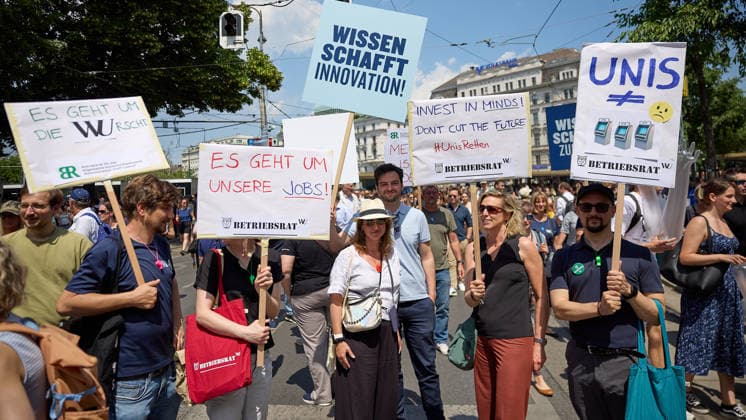 - Wien 27.05.2026 - Studentendemionstration - Studierendenvertretungen, Gewerkschaften und Beschäftigte protestieren am Mittwoch vor der Universität Wien gegen die geplanten Kürzungen der Hochschulbudgets. Die Demonstration richtet sich gegen befürchtete Einsparungen bei Forschung, Lehre und Personal sowie gegen mögliche negative Auswirkungen auf den Wissenschaftsstandort Österreich. Zu den Unterstützern zählen unter anderem die Universitätenkonferenz (uniko), die Österreichische Hochschülerschaft (ÖH) sowie zahlreiche Hochschulangehörige und Interessenvertretungen. Universities, student representatives, trade unions and university employees protested on Wednesday in front of the University of Vienna against planned cuts to university 