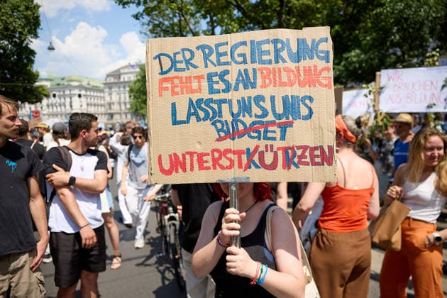 - Wien 27.05.2026 - Studentendemionstration - Studierendenvertretungen, Gewerkschaften und Beschäftigte protestieren am Mittwoch vor der Universität Wien gegen die geplanten Kürzungen der Hochschulbudgets. Die Demonstration richtet sich gegen befürchtete Einsparungen bei Forschung, Lehre und Personal sowie gegen mögliche negative Auswirkungen auf den Wissenschaftsstandort Österreich. Zu den Unterstützern zählen unter anderem die Universitätenkonferenz (uniko), die Österreichische Hochschülerschaft (ÖH) sowie zahlreiche Hochschulangehörige und Interessenvertretungen. Universities, student representatives, trade unions and university employees protested on Wednesday in front of the University of Vienna against planned cuts to university 