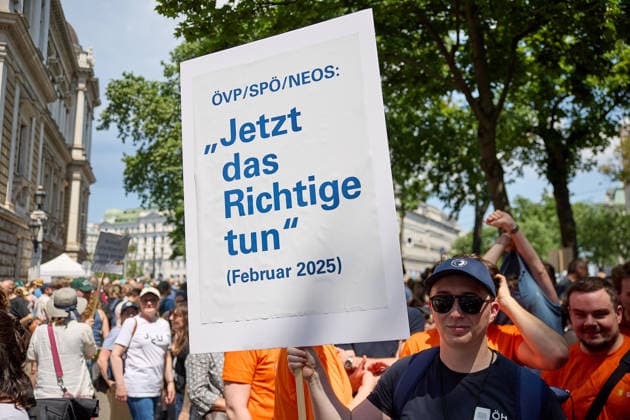 - Wien 27.05.2026 - Studentendemionstration - Studierendenvertretungen, Gewerkschaften und Beschäftigte protestieren am Mittwoch vor der Universität Wien gegen die geplanten Kürzungen der Hochschulbudgets. Die Demonstration richtet sich gegen befürchtete Einsparungen bei Forschung, Lehre und Personal sowie gegen mögliche negative Auswirkungen auf den Wissenschaftsstandort Österreich. Zu den Unterstützern zählen unter anderem die Universitätenkonferenz (uniko), die Österreichische Hochschülerschaft (ÖH) sowie zahlreiche Hochschulangehörige und Interessenvertretungen. Universities, student representatives, trade unions and university employees protested on Wednesday in front of the University of Vienna against planned cuts to university 