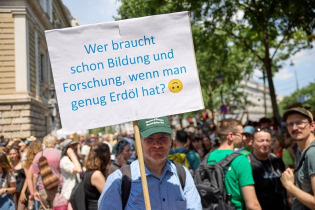 - Wien 27.05.2026 - Studentendemionstration - Studierendenvertretungen, Gewerkschaften und Beschäftigte protestieren am Mittwoch vor der Universität Wien gegen die geplanten Kürzungen der Hochschulbudgets. Die Demonstration richtet sich gegen befürchtete Einsparungen bei Forschung, Lehre und Personal sowie gegen mögliche negative Auswirkungen auf den Wissenschaftsstandort Österreich. Zu den Unterstützern zählen unter anderem die Universitätenkonferenz (uniko), die Österreichische Hochschülerschaft (ÖH) sowie zahlreiche Hochschulangehörige und Interessenvertretungen. Universities, student representatives, trade unions and university employees protested on Wednesday in front of the University of Vienna against planned cuts to university 