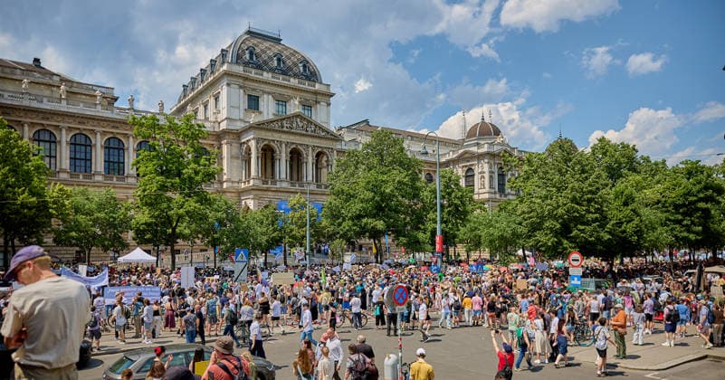 - Wien 27.05.2026 - Studentendemionstration - Studierendenvertretungen, Gewerkschaften und Beschäftigte protestieren am Mittwoch vor der Universität Wien gegen die geplanten Kürzungen der Hochschulbudgets. Die Demonstration richtet sich gegen befürchtete Einsparungen bei Forschung, Lehre und Personal sowie gegen mögliche negative Auswirkungen auf den Wissenschaftsstandort Österreich. Zu den Unterstützern zählen unter anderem die Universitätenkonferenz (uniko), die Österreichische Hochschülerschaft (ÖH) sowie zahlreiche Hochschulangehörige und Interessenvertretungen. Universities, student representatives, trade unions and university employees protested on Wednesday in front of the University of Vienna against planned cuts to university 
