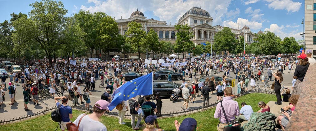 - Wien 27.05.2026 - Studentendemionstration - Studierendenvertretungen, Gewerkschaften und Beschäftigte protestieren am Mittwoch vor der Universität Wien gegen die geplanten Kürzungen der Hochschulbudgets. Die Demonstration richtet sich gegen befürchtete Einsparungen bei Forschung, Lehre und Personal sowie gegen mögliche negative Auswirkungen auf den Wissenschaftsstandort Österreich. Zu den Unterstützern zählen unter anderem die Universitätenkonferenz (uniko), die Österreichische Hochschülerschaft (ÖH) sowie zahlreiche Hochschulangehörige und Interessenvertretungen. Universities, student representatives, trade unions and university employees protested on Wednesday in front of the University of Vienna against planned cuts to university 