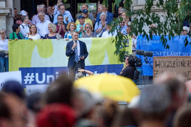 - Wien 27.05.2026 - Studentendemionstration - Studierendenvertretungen, Gewerkschaften und Beschäftigte protestieren am Mittwoch vor der Universität Wien gegen die geplanten Kürzungen der Hochschulbudgets. Die Demonstration richtet sich gegen befürchtete Einsparungen bei Forschung, Lehre und Personal sowie gegen mögliche negative Auswirkungen auf den Wissenschaftsstandort Österreich. Zu den Unterstützern zählen unter anderem die Universitätenkonferenz (uniko), die Österreichische Hochschülerschaft (ÖH) sowie zahlreiche Hochschulangehörige und Interessenvertretungen. Universities, student representatives, trade unions and university employees protested on Wednesday in front of the University of Vienna against planned cuts to university 