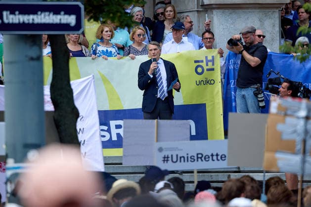 - Wien 27.05.2026 - Studentendemionstration - Studierendenvertretungen, Gewerkschaften und Beschäftigte protestieren am Mittwoch vor der Universität Wien gegen die geplanten Kürzungen der Hochschulbudgets. Die Demonstration richtet sich gegen befürchtete Einsparungen bei Forschung, Lehre und Personal sowie gegen mögliche negative Auswirkungen auf den Wissenschaftsstandort Österreich. Zu den Unterstützern zählen unter anderem die Universitätenkonferenz (uniko), die Österreichische Hochschülerschaft (ÖH) sowie zahlreiche Hochschulangehörige und Interessenvertretungen. Universities, student representatives, trade unions and university employees protested on Wednesday in front of the University of Vienna against planned cuts to university 