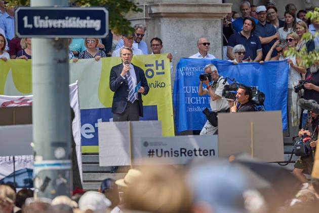 - Wien 27.05.2026 - Studentendemionstration - Studierendenvertretungen, Gewerkschaften und Beschäftigte protestieren am Mittwoch vor der Universität Wien gegen die geplanten Kürzungen der Hochschulbudgets. Die Demonstration richtet sich gegen befürchtete Einsparungen bei Forschung, Lehre und Personal sowie gegen mögliche negative Auswirkungen auf den Wissenschaftsstandort Österreich. Zu den Unterstützern zählen unter anderem die Universitätenkonferenz (uniko), die Österreichische Hochschülerschaft (ÖH) sowie zahlreiche Hochschulangehörige und Interessenvertretungen. Universities, student representatives, trade unions and university employees protested on Wednesday in front of the University of Vienna against planned cuts to university 