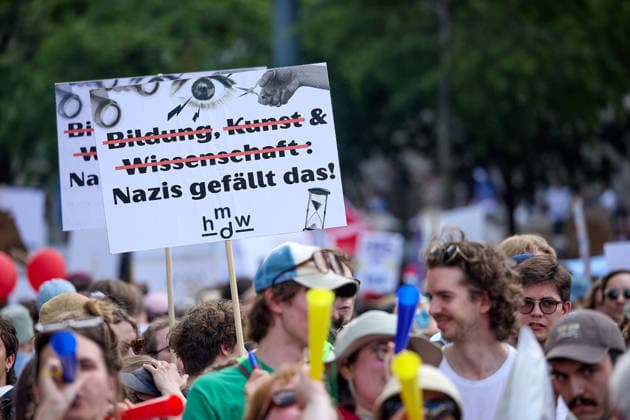 - Wien 27.05.2026 - Studentendemionstration - Studierendenvertretungen, Gewerkschaften und Beschäftigte protestieren am Mittwoch vor der Universität Wien gegen die geplanten Kürzungen der Hochschulbudgets. Die Demonstration richtet sich gegen befürchtete Einsparungen bei Forschung, Lehre und Personal sowie gegen mögliche negative Auswirkungen auf den Wissenschaftsstandort Österreich. Zu den Unterstützern zählen unter anderem die Universitätenkonferenz (uniko), die Österreichische Hochschülerschaft (ÖH) sowie zahlreiche Hochschulangehörige und Interessenvertretungen. Universities, student representatives, trade unions and university employees protested on Wednesday in front of the University of Vienna against planned cuts to university 