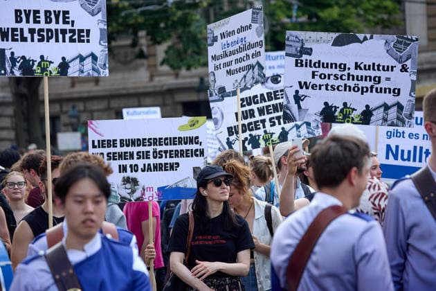 - Wien 27.05.2026 - Studentendemionstration - Studierendenvertretungen, Gewerkschaften und Beschäftigte protestieren am Mittwoch vor der Universität Wien gegen die geplanten Kürzungen der Hochschulbudgets. Die Demonstration richtet sich gegen befürchtete Einsparungen bei Forschung, Lehre und Personal sowie gegen mögliche negative Auswirkungen auf den Wissenschaftsstandort Österreich. Zu den Unterstützern zählen unter anderem die Universitätenkonferenz (uniko), die Österreichische Hochschülerschaft (ÖH) sowie zahlreiche Hochschulangehörige und Interessenvertretungen. Universities, student representatives, trade unions and university employees protested on Wednesday in front of the University of Vienna against planned cuts to university 