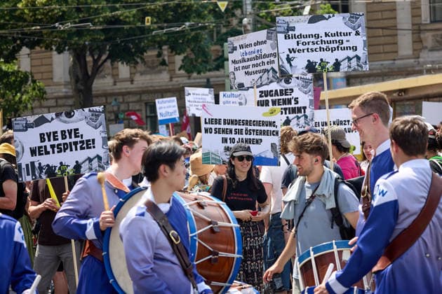 - Wien 27.05.2026 - Studentendemionstration - Studierendenvertretungen, Gewerkschaften und Beschäftigte protestieren am Mittwoch vor der Universität Wien gegen die geplanten Kürzungen der Hochschulbudgets. Die Demonstration richtet sich gegen befürchtete Einsparungen bei Forschung, Lehre und Personal sowie gegen mögliche negative Auswirkungen auf den Wissenschaftsstandort Österreich. Zu den Unterstützern zählen unter anderem die Universitätenkonferenz (uniko), die Österreichische Hochschülerschaft (ÖH) sowie zahlreiche Hochschulangehörige und Interessenvertretungen. Universities, student representatives, trade unions and university employees protested on Wednesday in front of the University of Vienna against planned cuts to university 