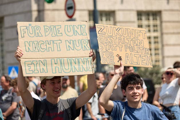 - Wien 27.05.2026 - Studentendemionstration - Studierendenvertretungen, Gewerkschaften und Beschäftigte protestieren am Mittwoch vor der Universität Wien gegen die geplanten Kürzungen der Hochschulbudgets. Die Demonstration richtet sich gegen befürchtete Einsparungen bei Forschung, Lehre und Personal sowie gegen mögliche negative Auswirkungen auf den Wissenschaftsstandort Österreich. Zu den Unterstützern zählen unter anderem die Universitätenkonferenz (uniko), die Österreichische Hochschülerschaft (ÖH) sowie zahlreiche Hochschulangehörige und Interessenvertretungen. Universities, student representatives, trade unions and university employees protested on Wednesday in front of the University of Vienna against planned cuts to university 