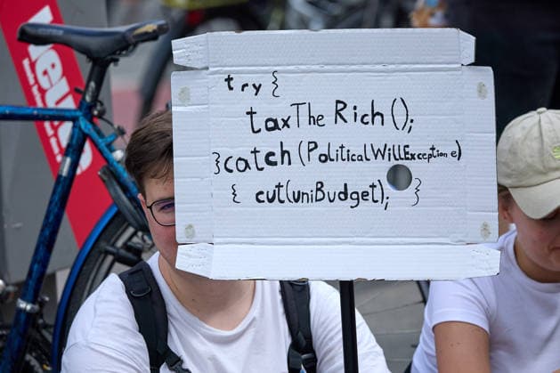 - Wien 27.05.2026 - Studentendemionstration - Studierendenvertretungen, Gewerkschaften und Beschäftigte protestieren am Mittwoch vor der Universität Wien gegen die geplanten Kürzungen der Hochschulbudgets. Die Demonstration richtet sich gegen befürchtete Einsparungen bei Forschung, Lehre und Personal sowie gegen mögliche negative Auswirkungen auf den Wissenschaftsstandort Österreich. Zu den Unterstützern zählen unter anderem die Universitätenkonferenz (uniko), die Österreichische Hochschülerschaft (ÖH) sowie zahlreiche Hochschulangehörige und Interessenvertretungen. Universities, student representatives, trade unions and university employees protested on Wednesday in front of the University of Vienna against planned cuts to university 