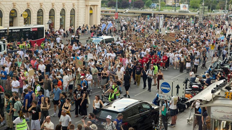 - Wien 27.05.2026 - Studentendemionstration - Studierendenvertretungen, Gewerkschaften und Beschäftigte protestieren am Mittwoch vor der Universität Wien gegen die geplanten Kürzungen der Hochschulbudgets. Die Demonstration richtet sich gegen befürchtete Einsparungen bei Forschung, Lehre und Personal sowie gegen mögliche negative Auswirkungen auf den Wissenschaftsstandort Österreich. Zu den Unterstützern zählen unter anderem die Universitätenkonferenz (uniko), die Österreichische Hochschülerschaft (ÖH) sowie zahlreiche Hochschulangehörige und Interessenvertretungen. Universities, student representatives, trade unions and university employees protested on Wednesday in front of the University of Vienna against planned cuts to university 
