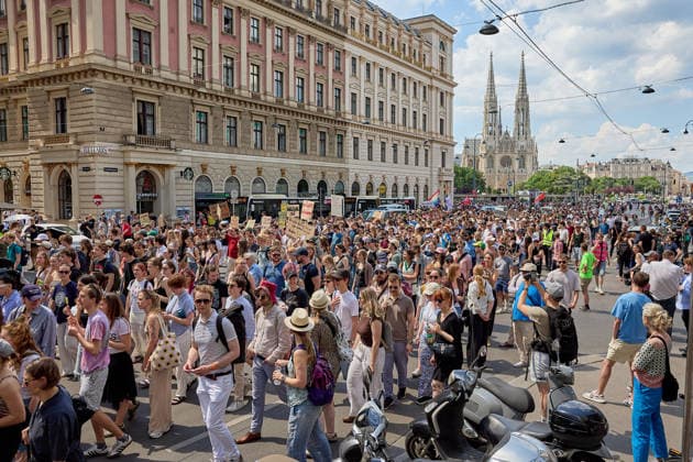 - Wien 27.05.2026 - Studentendemionstration - Studierendenvertretungen, Gewerkschaften und Beschäftigte protestieren am Mittwoch vor der Universität Wien gegen die geplanten Kürzungen der Hochschulbudgets. Die Demonstration richtet sich gegen befürchtete Einsparungen bei Forschung, Lehre und Personal sowie gegen mögliche negative Auswirkungen auf den Wissenschaftsstandort Österreich. Zu den Unterstützern zählen unter anderem die Universitätenkonferenz (uniko), die Österreichische Hochschülerschaft (ÖH) sowie zahlreiche Hochschulangehörige und Interessenvertretungen. Universities, student representatives, trade unions and university employees protested on Wednesday in front of the University of Vienna against planned cuts to university 