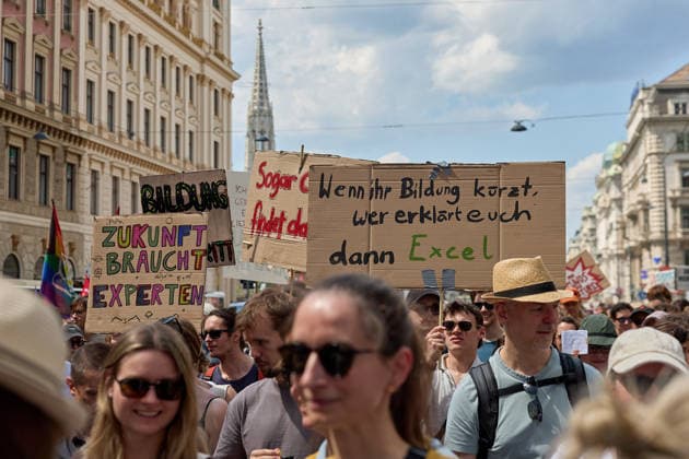- Wien 27.05.2026 - Studentendemionstration - Studierendenvertretungen, Gewerkschaften und Beschäftigte protestieren am Mittwoch vor der Universität Wien gegen die geplanten Kürzungen der Hochschulbudgets. Die Demonstration richtet sich gegen befürchtete Einsparungen bei Forschung, Lehre und Personal sowie gegen mögliche negative Auswirkungen auf den Wissenschaftsstandort Österreich. Zu den Unterstützern zählen unter anderem die Universitätenkonferenz (uniko), die Österreichische Hochschülerschaft (ÖH) sowie zahlreiche Hochschulangehörige und Interessenvertretungen. Universities, student representatives, trade unions and university employees protested on Wednesday in front of the University of Vienna against planned cuts to university 
