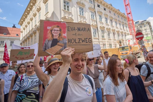 - Wien 27.05.2026 - Studentendemionstration - Studierendenvertretungen, Gewerkschaften und Beschäftigte protestieren am Mittwoch vor der Universität Wien gegen die geplanten Kürzungen der Hochschulbudgets. Die Demonstration richtet sich gegen befürchtete Einsparungen bei Forschung, Lehre und Personal sowie gegen mögliche negative Auswirkungen auf den Wissenschaftsstandort Österreich. Zu den Unterstützern zählen unter anderem die Universitätenkonferenz (uniko), die Österreichische Hochschülerschaft (ÖH) sowie zahlreiche Hochschulangehörige und Interessenvertretungen. Universities, student representatives, trade unions and university employees protested on Wednesday in front of the University of Vienna against planned cuts to university 