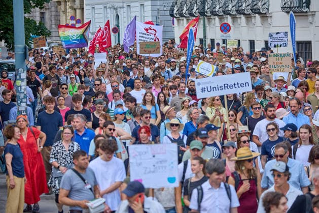- Wien 27.05.2026 - Studentendemionstration - Studierendenvertretungen, Gewerkschaften und Beschäftigte protestieren am Mittwoch vor der Universität Wien gegen die geplanten Kürzungen der Hochschulbudgets. Die Demonstration richtet sich gegen befürchtete Einsparungen bei Forschung, Lehre und Personal sowie gegen mögliche negative Auswirkungen auf den Wissenschaftsstandort Österreich. Zu den Unterstützern zählen unter anderem die Universitätenkonferenz (uniko), die Österreichische Hochschülerschaft (ÖH) sowie zahlreiche Hochschulangehörige und Interessenvertretungen. Universities, student representatives, trade unions and university employees protested on Wednesday in front of the University of Vienna against planned cuts to university 