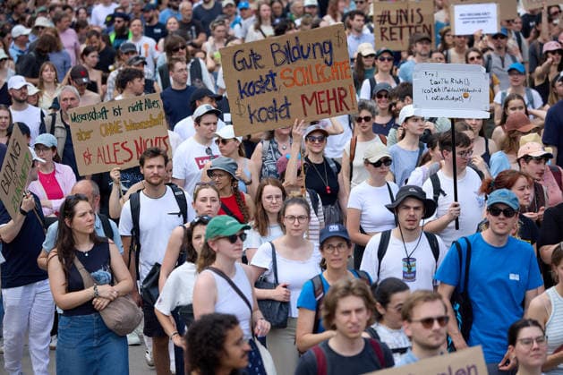 - Wien 27.05.2026 - Studentendemionstration - Studierendenvertretungen, Gewerkschaften und Beschäftigte protestieren am Mittwoch vor der Universität Wien gegen die geplanten Kürzungen der Hochschulbudgets. Die Demonstration richtet sich gegen befürchtete Einsparungen bei Forschung, Lehre und Personal sowie gegen mögliche negative Auswirkungen auf den Wissenschaftsstandort Österreich. Zu den Unterstützern zählen unter anderem die Universitätenkonferenz (uniko), die Österreichische Hochschülerschaft (ÖH) sowie zahlreiche Hochschulangehörige und Interessenvertretungen. Universities, student representatives, trade unions and university employees protested on Wednesday in front of the University of Vienna against planned cuts to university 