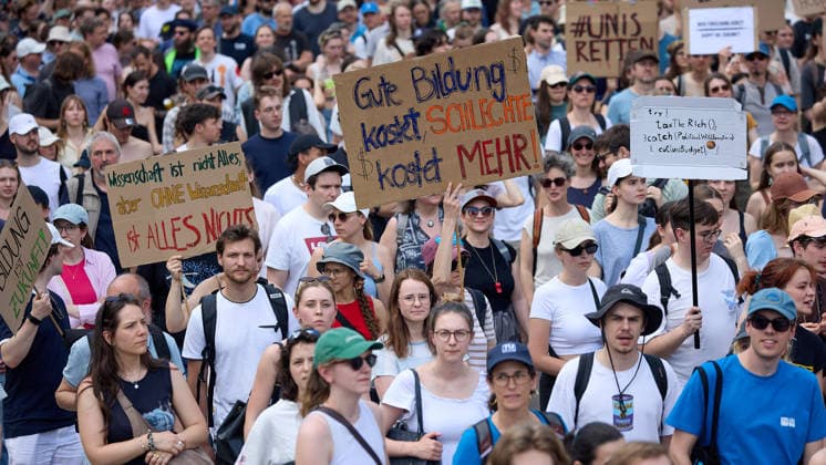 - Wien 27.05.2026 - Studentendemionstration - Studierendenvertretungen, Gewerkschaften und Beschäftigte protestieren am Mittwoch vor der Universität Wien gegen die geplanten Kürzungen der Hochschulbudgets. Die Demonstration richtet sich gegen befürchtete Einsparungen bei Forschung, Lehre und Personal sowie gegen mögliche negative Auswirkungen auf den Wissenschaftsstandort Österreich. Zu den Unterstützern zählen unter anderem die Universitätenkonferenz (uniko), die Österreichische Hochschülerschaft (ÖH) sowie zahlreiche Hochschulangehörige und Interessenvertretungen. Universities, student representatives, trade unions and university employees protested on Wednesday in front of the University of Vienna against planned cuts to university 