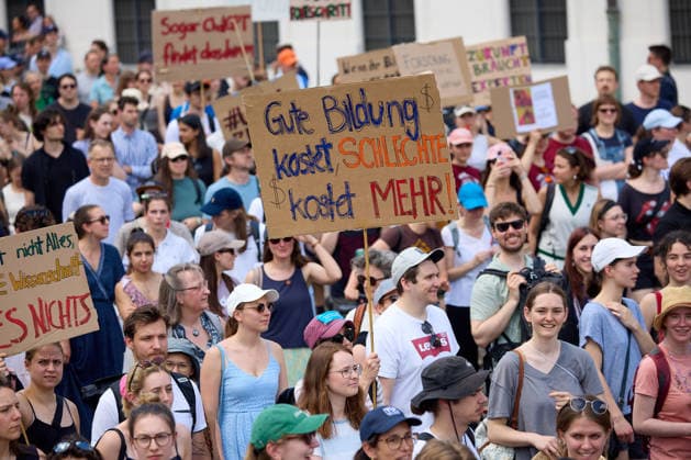 - Wien 27.05.2026 - Studentendemionstration - Studierendenvertretungen, Gewerkschaften und Beschäftigte protestieren am Mittwoch vor der Universität Wien gegen die geplanten Kürzungen der Hochschulbudgets. Die Demonstration richtet sich gegen befürchtete Einsparungen bei Forschung, Lehre und Personal sowie gegen mögliche negative Auswirkungen auf den Wissenschaftsstandort Österreich. Zu den Unterstützern zählen unter anderem die Universitätenkonferenz (uniko), die Österreichische Hochschülerschaft (ÖH) sowie zahlreiche Hochschulangehörige und Interessenvertretungen. Universities, student representatives, trade unions and university employees protested on Wednesday in front of the University of Vienna against planned cuts to university 