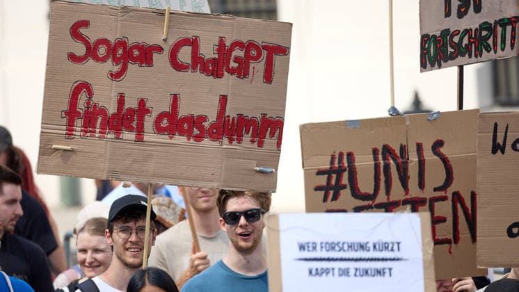 - Wien 27.05.2026 - Studentendemionstration - Studierendenvertretungen, Gewerkschaften und Beschäftigte protestieren am Mittwoch vor der Universität Wien gegen die geplanten Kürzungen der Hochschulbudgets. Die Demonstration richtet sich gegen befürchtete Einsparungen bei Forschung, Lehre und Personal sowie gegen mögliche negative Auswirkungen auf den Wissenschaftsstandort Österreich. Zu den Unterstützern zählen unter anderem die Universitätenkonferenz (uniko), die Österreichische Hochschülerschaft (ÖH) sowie zahlreiche Hochschulangehörige und Interessenvertretungen. Universities, student representatives, trade unions and university employees protested on Wednesday in front of the University of Vienna against planned cuts to university 