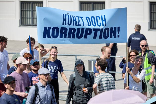 - Wien 27.05.2026 - Studentendemionstration - Studierendenvertretungen, Gewerkschaften und Beschäftigte protestieren am Mittwoch vor der Universität Wien gegen die geplanten Kürzungen der Hochschulbudgets. Die Demonstration richtet sich gegen befürchtete Einsparungen bei Forschung, Lehre und Personal sowie gegen mögliche negative Auswirkungen auf den Wissenschaftsstandort Österreich. Zu den Unterstützern zählen unter anderem die Universitätenkonferenz (uniko), die Österreichische Hochschülerschaft (ÖH) sowie zahlreiche Hochschulangehörige und Interessenvertretungen. Universities, student representatives, trade unions and university employees protested on Wednesday in front of the University of Vienna against planned cuts to university 