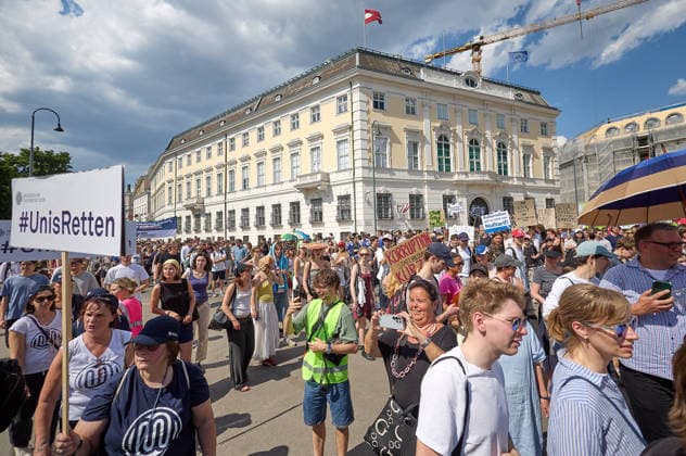 - Wien 27.05.2026 - Studentendemionstration - Studierendenvertretungen, Gewerkschaften und Beschäftigte protestieren am Mittwoch vor der Universität Wien gegen die geplanten Kürzungen der Hochschulbudgets. Die Demonstration richtet sich gegen befürchtete Einsparungen bei Forschung, Lehre und Personal sowie gegen mögliche negative Auswirkungen auf den Wissenschaftsstandort Österreich. Zu den Unterstützern zählen unter anderem die Universitätenkonferenz (uniko), die Österreichische Hochschülerschaft (ÖH) sowie zahlreiche Hochschulangehörige und Interessenvertretungen. Universities, student representatives, trade unions and university employees protested on Wednesday in front of the University of Vienna against planned cuts to university 