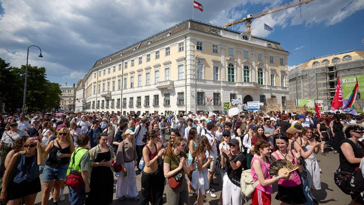 - Wien 27.05.2026 - Studentendemionstration - Studierendenvertretungen, Gewerkschaften und Beschäftigte protestieren am Mittwoch vor der Universität Wien gegen die geplanten Kürzungen der Hochschulbudgets. Die Demonstration richtet sich gegen befürchtete Einsparungen bei Forschung, Lehre und Personal sowie gegen mögliche negative Auswirkungen auf den Wissenschaftsstandort Österreich. Zu den Unterstützern zählen unter anderem die Universitätenkonferenz (uniko), die Österreichische Hochschülerschaft (ÖH) sowie zahlreiche Hochschulangehörige und Interessenvertretungen. Universities, student representatives, trade unions and university employees protested on Wednesday in front of the University of Vienna against planned cuts to university 