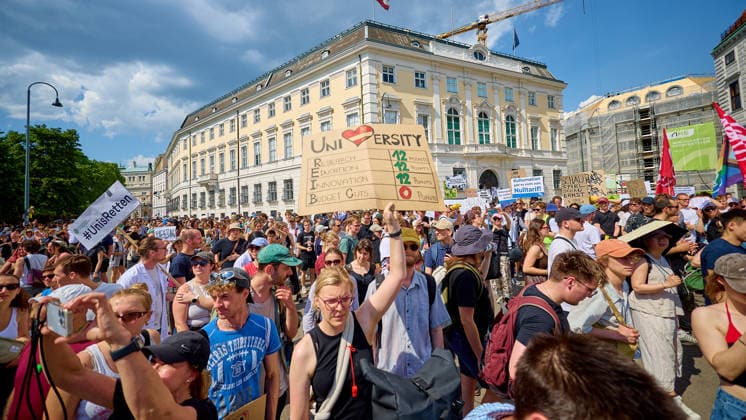- Wien 27.05.2026 - Studentendemionstration - Studierendenvertretungen, Gewerkschaften und Beschäftigte protestieren am Mittwoch vor der Universität Wien gegen die geplanten Kürzungen der Hochschulbudgets. Die Demonstration richtet sich gegen befürchtete Einsparungen bei Forschung, Lehre und Personal sowie gegen mögliche negative Auswirkungen auf den Wissenschaftsstandort Österreich. Zu den Unterstützern zählen unter anderem die Universitätenkonferenz (uniko), die Österreichische Hochschülerschaft (ÖH) sowie zahlreiche Hochschulangehörige und Interessenvertretungen. Universities, student representatives, trade unions and university employees protested on Wednesday in front of the University of Vienna against planned cuts to university 