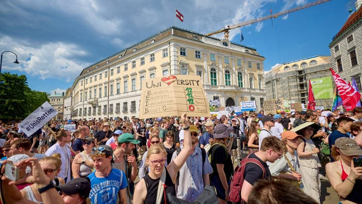 - Wien 27.05.2026 - Studentendemionstration - Studierendenvertretungen, Gewerkschaften und Beschäftigte protestieren am Mittwoch vor der Universität Wien gegen die geplanten Kürzungen der Hochschulbudgets. Die Demonstration richtet sich gegen befürchtete Einsparungen bei Forschung, Lehre und Personal sowie gegen mögliche negative Auswirkungen auf den Wissenschaftsstandort Österreich. Zu den Unterstützern zählen unter anderem die Universitätenkonferenz (uniko), die Österreichische Hochschülerschaft (ÖH) sowie zahlreiche Hochschulangehörige und Interessenvertretungen. Universities, student representatives, trade unions and university employees protested on Wednesday in front of the University of Vienna against planned cuts to university 
