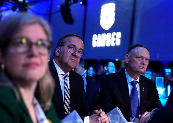 May 27, 2026, Ottawa, On, CANADA: Canada s Minister of National Defence David McGuinty, right, and German s Minister of Defence Boris Pistorius, centre, look on at the Canadian Association of Defence and Security Industries annual defence industry trade show CANSEC, in Ottawa, on Wednesday, May 27, 2026. Ottawa CANADA  - ZUMAc35_ 20260527_zaf_c35_044 Copyright: xJustinxTangx