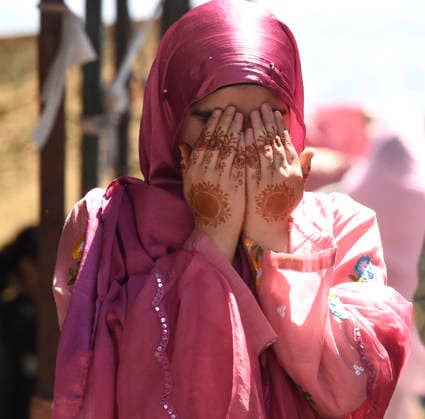 May 27, 2026, Srinagar, Jammu and Kashmir, India: A woman prays during Eid al-Adha prayers at the Hazratbal shrine in Srinagar, India. Eid al-Adha is one of the holiest Muslim holidays of the year. It marks the yearly Muslim pilgrimage, known as Hajj, to visit Mecca. Srinagar India - ZUMAz120 20260527_zip_z120_007 Copyright: xBasitxZargarx
