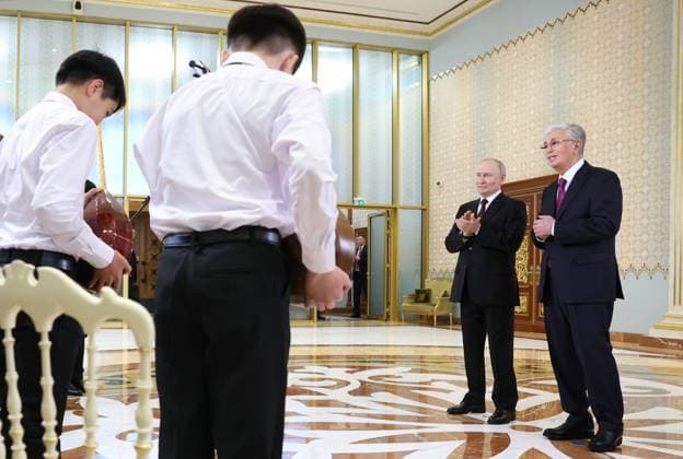 Kazakhstan Russia 9174664 27.05.2026 Russian President Vladimir Putin and Kazakh President Kassym-Jomart Tokayev attend a welcome ceremony upon Putin s arrival at Nursultan Nazarbayev International Airport in Astana, Kazakhstan. Alexander Kazakov Sputnik Astana Kazakhstan  Copyright: xAlexanderxKazakovx