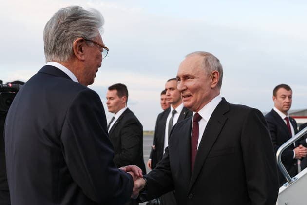 KAZAKHSTAN, ASTANA - MAY 27, 2026: Kazakhstan s President Kassym-Jomart Tokayev (L) and Russia s President Putin (L) are seen during a ceremony marking Putin s arrival at Nursultan Nazarbayev International Airport. The Russian president arrived in Kazakhstan on a state visit. Alexander Kazakov Russian Presidential Press and Information Office TASS  93103629