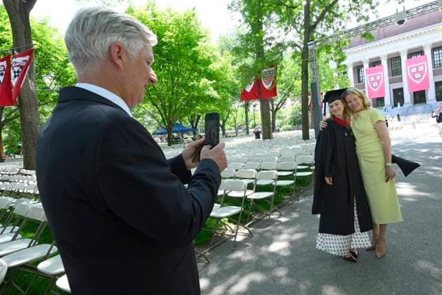 Belgian Royals Attend Harvard Class of 26 Graduation BOSTON, UNITED STATES OF AMERICA - MAY 27: King Philippe of Belgium, Queen Mathilde of Belgium and Princess Elisabeth of Belgium pictured during a photo opportunity after the graduation ceremony, on May 27, 2026 in Boston, United States of America, 27 05 2026 Boston United States of America  Copyright: xPhilipxReynaersx