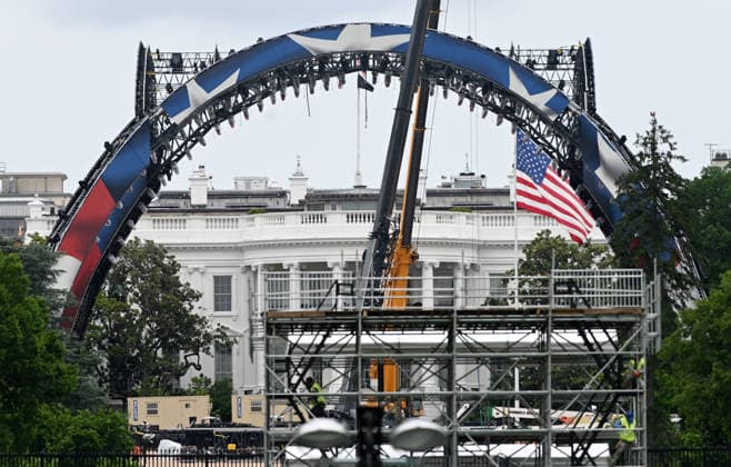 Preparations Ahead Of UFC Fight At White House Workers construct a UFC fighting ring ahead of a planned Ultimate Fighting Championship (UFC) fight on the South Lawn of the White House on May 27, 2026 in Washington, DC. President Donald Trump is hosting a UFC match on White House grounds in honor of the 250th anniversary of the United States. Photo by Olivier Douliery ABACAPRESS.COM Washington DC United States  Copyright: xDoulieryxOlivier ABACAx