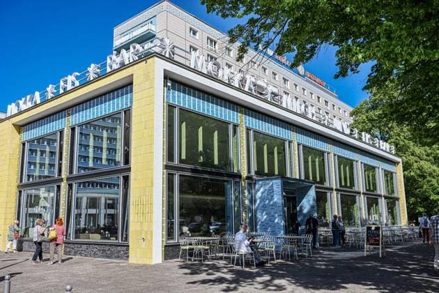 Wiedereröffnung Mokka Milch Eisbar ** NUR FÜR REDAKTIONELLE ZWECKE ** EDITORIAL USE ONLY **<p> Die Wiedereröffnung der Mokka-Milch-Eisbar an der Karl-Marx-Allee wird mit einem Presseempfang und einer kleinen Eröffnungsparty gefeiert. Die Mokka-Milch-Eisbar war in der DDR einer der beliebtesten Treffpunkte des Berliner Ostens, fotografiert am 27.05.2026 in Berlin. Berlin Berlin Berlin Copyright: MaurizioxGambarini *** Reopening of Mokka Milch ice cream bar FOR EDITORIAL PURPOSES ONLY EDITORIAL USE ONLY p The reopening of the Mokka Milch ice cream bar on Karl Marx Allee will be celebrated with a press reception and a small opening party The Mokka Milch ice cream bar was one of the most popular meeting places in East Berlin in the GDR, pho Copyright: MaurizioxGambarini doc8613x3h9gd115udcl1gmu ,EDITORIAL USE ONLY