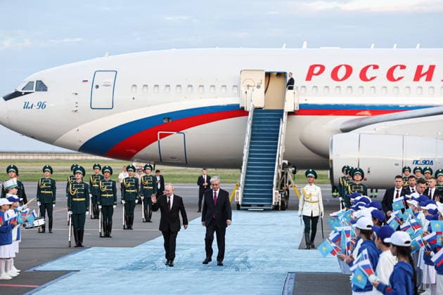 KAZAKHSTAN, ASTANA - MAY 27, 2026: Russia s President Putin and Kazakhstan s President Kassym-Jomart Tokayev (L-R centre) are seen during a ceremony marking Putin s arrival at Nursultan Nazarbayev International Airport. The Russian president arrived in Kazakhstan on a state visit. Russian Presid Astana Kazakhstan  - ZUMAt113 20260527_zaa_t113_519 Copyright: xAlexanderxKazakovx