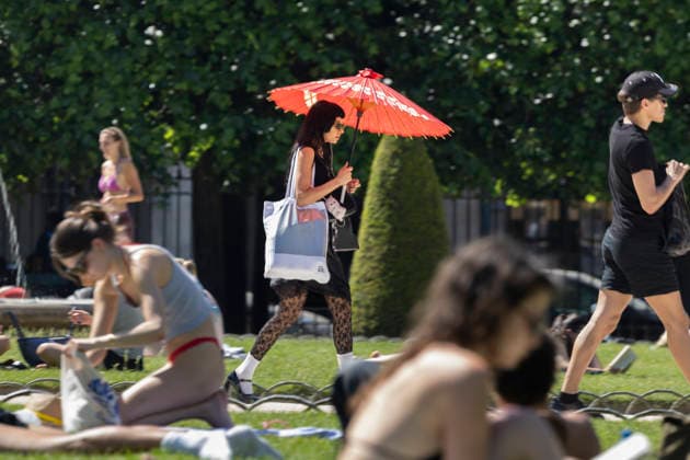 Paris, France May 27, 2026 - People lay on the lawns of Place des Vosges during the heat wave. Temperatures in the French capital are about 10 degrees higher than the seasonal average, with temperatures exceeding 30 degrees, reaching the threshold for a heat wave. METEO, CANICULE, FORTES CHALEURS, ILLUSTRATION, ESTIVAL, ESTIVALE, GENERIQUE, SOLEIL, TOURISME, SITE TOURISTIQUE, PARIS, VIGILANCE, VAGUE DE CHALEUR, CHANGEMENT CLIMATIQUE, PLACE DES VOSGES, JARDIN, PARC,  Copyright: xVincentxIsorex