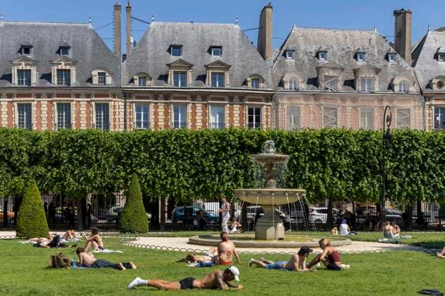 Paris, France May 27, 2026 - People lay on the lawns of Place des Vosges during the heat wave. Temperatures in the French capital are about 10 degrees higher than the seasonal average, with temperatures exceeding 30 degrees, reaching the threshold for a heat wave. METEO, CANICULE, FORTES CHALEURS, ILLUSTRATION, ESTIVAL, ESTIVALE, GENERIQUE, SOLEIL, TOURISME, SITE TOURISTIQUE, PARIS, VIGILANCE, VAGUE DE CHALEUR, CHANGEMENT CLIMATIQUE, PLACE DES VOSGES, JARDIN, PARC,  Copyright: xVincentxIsorex