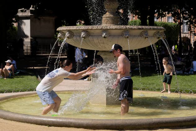 Paris, France May 27, 2026 - A person cools off in a fountain in Place des Vosges during the heat wave.Temperatures in the French capital are about 10 degrees higher than the seasonal average, with temperatures exceeding 30 degrees, reaching the threshold for a heat wave. METEO, CANICULE, FORTES CHALEURS, ILLUSTRATION, ESTIVAL, ESTIVALE, GENERIQUE, SOLEIL, TOURISME, SITE TOURISTIQUE, PARIS, VIGILANCE, VAGUE DE CHALEUR, CHANGEMENT CLIMATIQUE, PLACE DES VOSGES, JARDIN, PARC,  Copyright: xVincentxIsorex