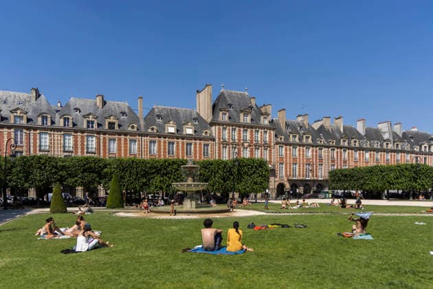 Paris, France May 27, 2026 - People lay on the lawns of Place des Vosges during the heat wave. Temperatures in the French capital are about 10 degrees higher than the seasonal average, with temperatures exceeding 30 degrees, reaching the threshold for a heat wave. METEO, CANICULE, FORTES CHALEURS, ILLUSTRATION, ESTIVAL, ESTIVALE, GENERIQUE, SOLEIL, TOURISME, SITE TOURISTIQUE, PARIS, VIGILANCE, VAGUE DE CHALEUR, CHANGEMENT CLIMATIQUE, PLACE DES VOSGES, JARDIN, PARC,  Copyright: xVincentxIsorex