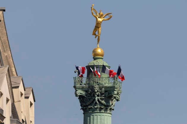 Paris, France May 27, 2026 - French flags fly from the Bastille column during the heat wave. Temperatures in the French capital are about 10 degrees higher than the seasonal average, with temperatures exceeding 30 degrees, reaching the threshold for a heat wave. METEO, CANICULE, FORTES CHALEURS, ILLUSTRATION, ESTIVAL, ESTIVALE, GENERIQUE, SOLEIL, TOURISME, SITE TOURISTIQUE, PARIS, VIGILANCE, VAGUE DE CHALEUR, CHANGEMENT CLIMATIQUE, MONUMENT COLONNE DE LA BATILLE, DRAPEAU FRANCAIS  Copyright: xVincentxIsorex